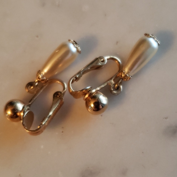 Vintage Sarah Coventry Pearl Drop Earrings - Picture 3 of 3